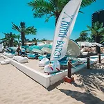 Good Vibes Avalon - уютен, двустаен с басейн, тераса и Wi-fi דירה